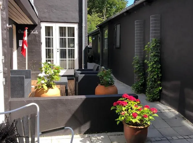 House I The Back House - Free Parking And Coziness Lägenhet